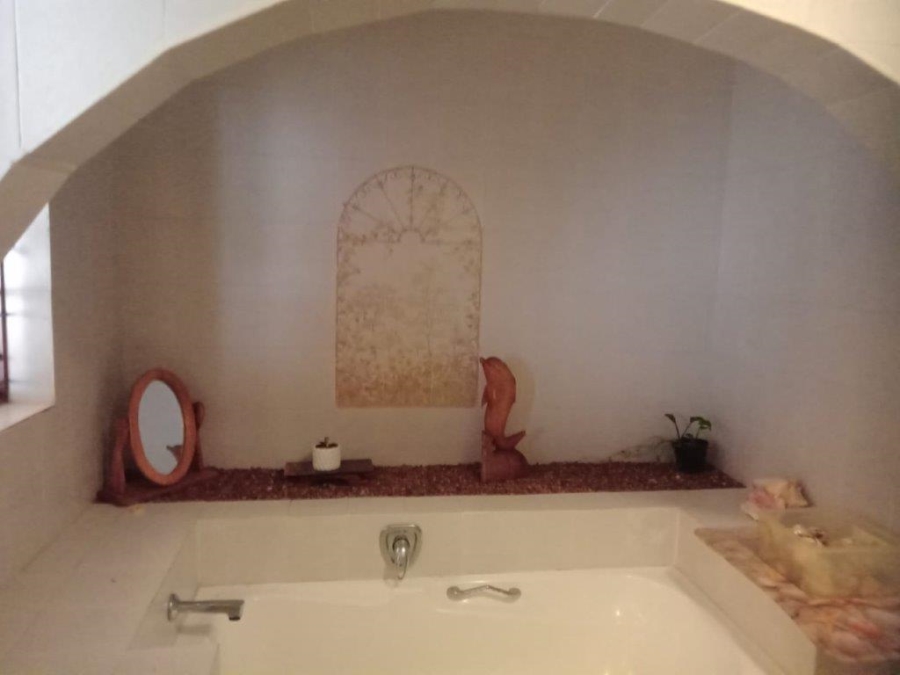 6 Bedroom Property for Sale in Wavecrest Eastern Cape